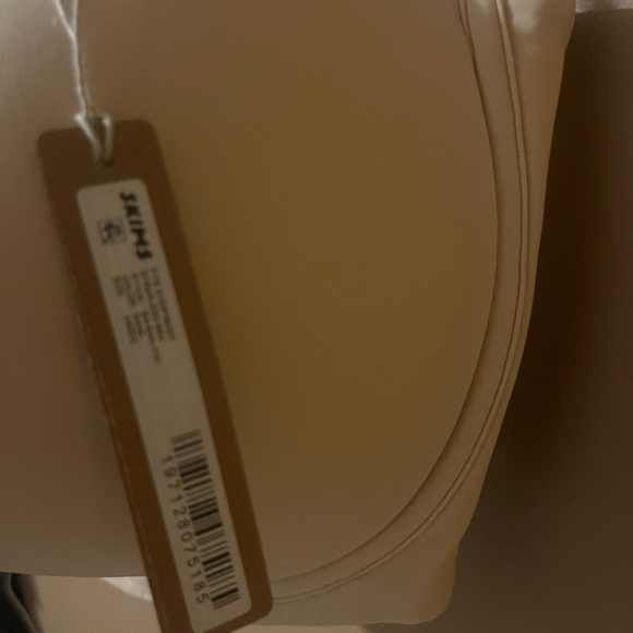 Skims Fits Everybody Strapless Bra - Picture 3 of 5